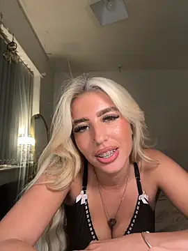 Snapshot of BlondeBetty chatting on October 15, 9:28 pm BlondeBetty online show from October 15, 9:28 pm