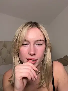 Snapshot of SexySaraxxoo chatting on September 22, 8:18 pm SexySaraxxoo online show from September 22, 8:18 pm