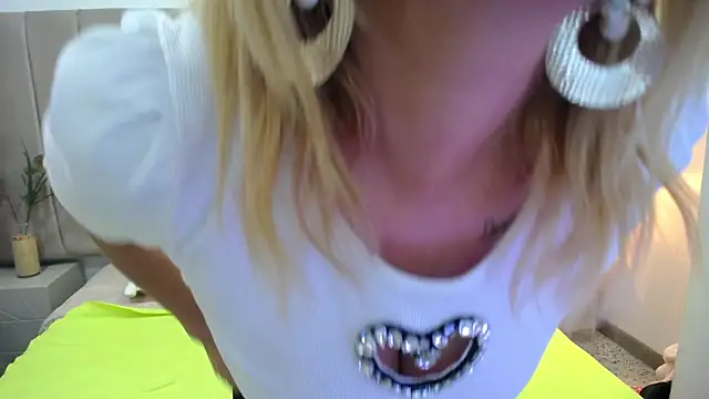 Snapshot of paultte chatting on October 16, 2:30 pm paultte online show from October 16, 2:30 pm