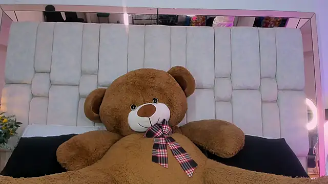 Snapshot of _GigiDoll_ chatting on October 7, 12:20 pm GigiDoll online show from October 7, 12:20 pm