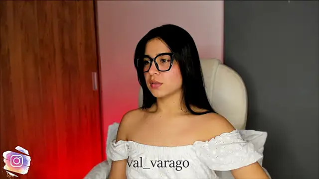 Snapshot of val_varago chatting on September 18, 3:38 am val varago online show from September 18, 3:38 am