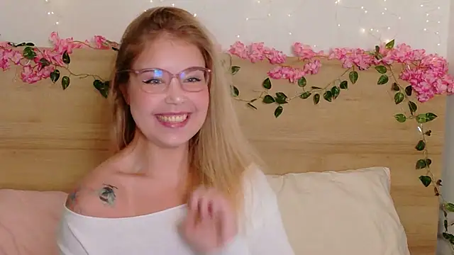 Snapshot of Lilith_Bonheur chatting on October 18, 9:16 pm Lilith Bonheur online show from October 18, 9:16 pm