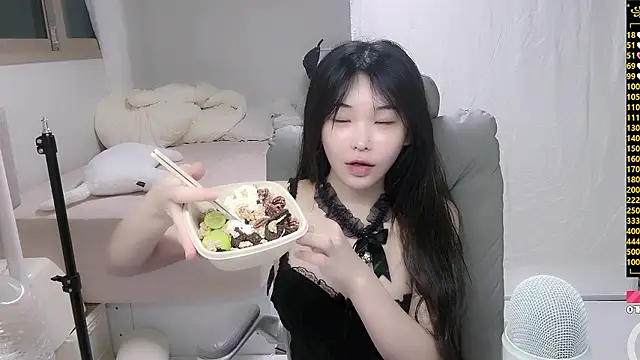 lengiiiii online show from September 19, 5:23 pm