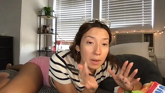 yoursweetestlilly online show from September 21, 11:36 pm