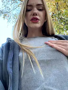 Snapshot of MilaMoone chatting on October 17, 12:52 pm MilaMoone online show from October 17, 12:52 pm