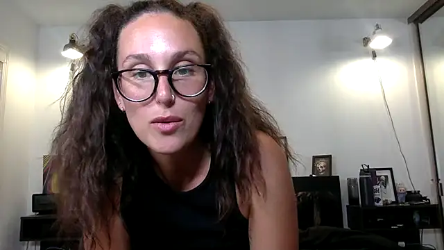 Snapshot of annmarieferrara chatting on September 19, 2:43 am annmarieferrara online show from September 19, 2:43 am