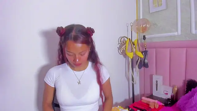 HoollyHendrix online show from February 27, 9:25 pm