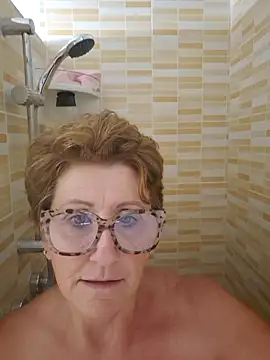 Snapshot of LadyLuxe_xx chatting on October 5, 11:15 am LadyLuxe xx online show from October 5, 11:15 am