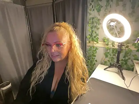 BonnyDesire online show from March 25, 8:23 pm