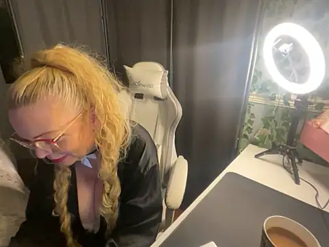 BonnyDesire online show from April 3, 7:01 pm