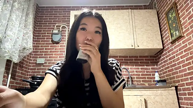 Snapshot of EmmaLeexth chatting on October 29, 3:04 pm EmmaLeexth online show from October 29, 3:04 pm