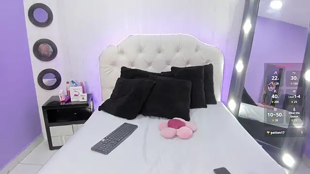 Snapshot of Thayla_Fox chatting on October 20, 1:47 pm Thayla Fox online show from October 20, 1:47 pm