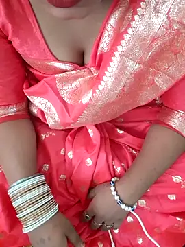 Snapshot of Kiara-Model chatting on October 19, 9:33 am Kiara-Model online show from October 19, 9:33 am
