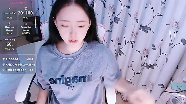 Niannian- online show from December 3, 7:05 pm