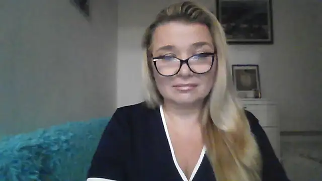 Myrienna online show from October 2, 8:58 pm