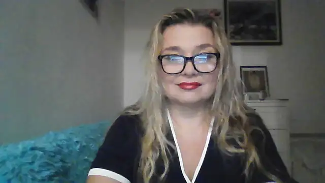 Myrienna online show from October 12, 10:45 pm