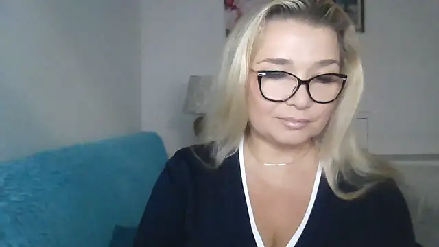 Myrienna online show from September 30, 7:41 pm