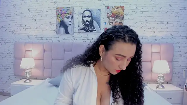 VaniaRose online show from October 8, 1:15 pm