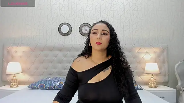 VaniaRose online show from November 1, 1:15 pm