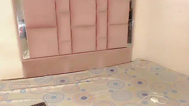 roxanawillts online show from November 26, 4:30 pm