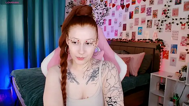 Ayla Hicks online show from November 19, 7:03 pm