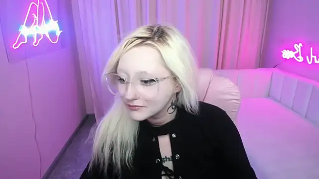 JuliaSharkk online show from October 9, 8:02 pm