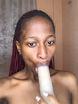 Caramel102004 online show from November 6, 10:15 pm