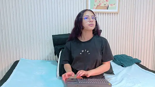 Abrilmirren online show from October 10, 11:15 am