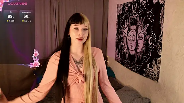 Snapshot of Kristi_Bloom chatting on October 18, 5:04 pm Kristi Bloom online show from October 18, 5:04 pm