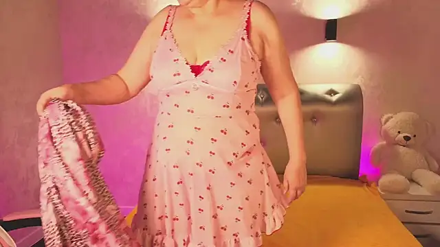 Snapshot of MilfCruze chatting on October 20, 8:39 am MilfCruze online show from October 20, 8:39 am