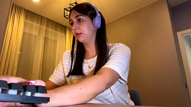 Snapshot of RoseRossi chatting on October 6, 11:16 am RoseRossi online show from October 6, 11:16 am