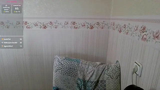 Snapshot of 0nlyLola chatting on October 8, 9:02 am 0nlyLola online show from October 8, 9:02 am