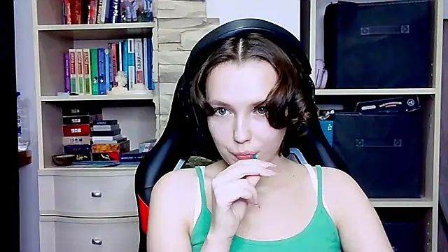 Snapshot of Diana-back chatting on October 10, 4:12 pm Diana-back online show from October 10, 4:12 pm