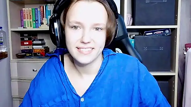 Snapshot of Diana-back chatting on October 12, 7:33 am Diana-back online show from October 12, 7:33 am