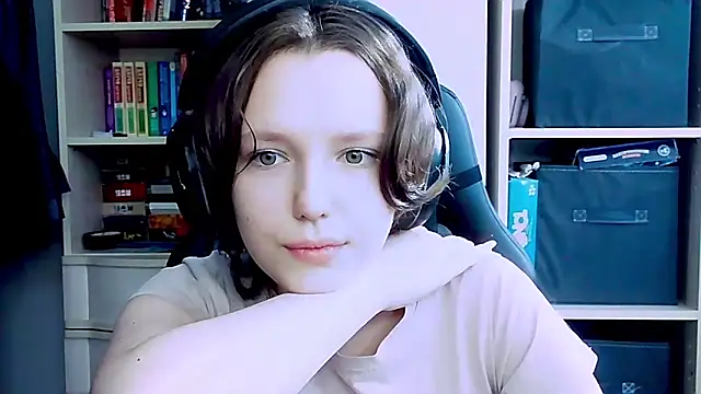 Snapshot of Diana-back chatting on October 8, 7:02 am Diana-back online show from October 8, 7:02 am