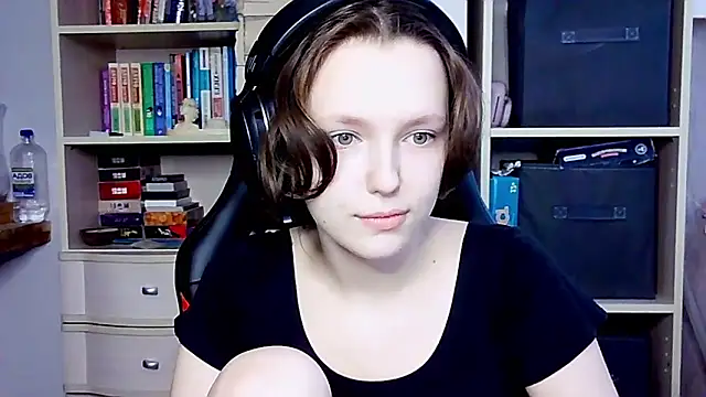 Snapshot of Diana-back chatting on October 13, 7:44 am Diana-back online show from October 13, 7:44 am