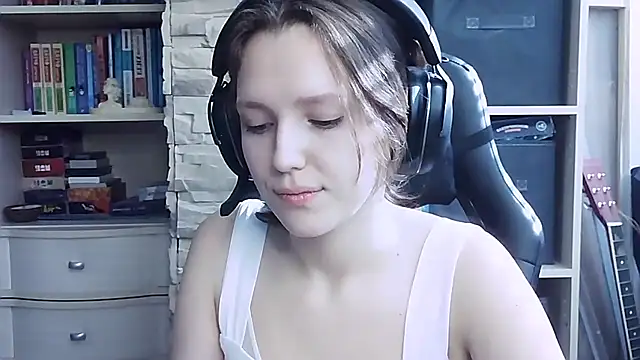 Snapshot of Diana-back chatting on October 1, 6:18 am Diana-back online show from October 1, 6:18 am