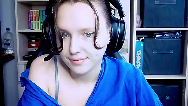 Snapshot of Diana-back chatting on October 6, 6:30 am Diana-back online show from October 6, 6:30 am