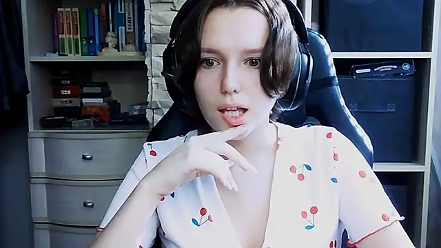 Snapshot of Diana-back chatting on October 7, 6:51 am Diana-back online show from October 7, 6:51 am