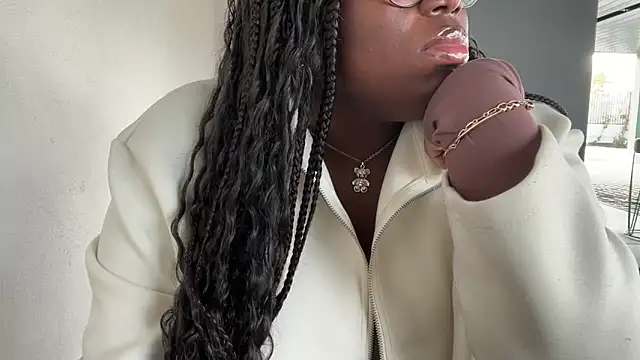 nanaisbackk online show from December 18, 9:58 am