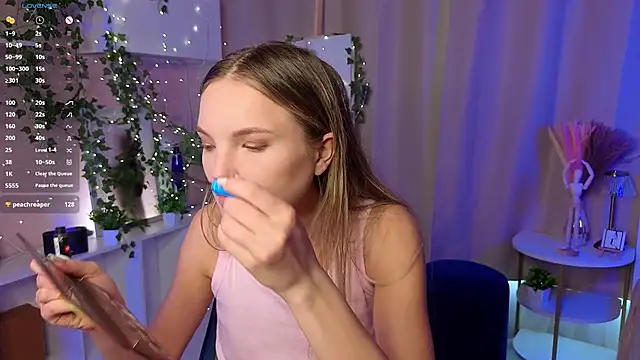 JulieLupo online show from November 8, 6:18 am