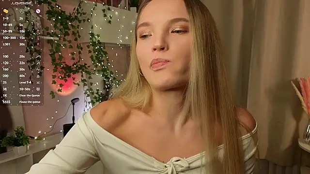 JulieLupo online show from November 14, 6:13 am