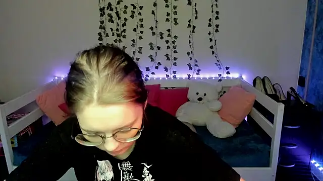 Snapshot of shy_elina01 chatting on October 14, 12:52 pm shy elina01 online show from October 14, 12:52 pm