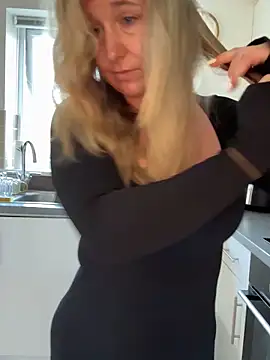 MimiMaee online show from November 17, 9:21 am