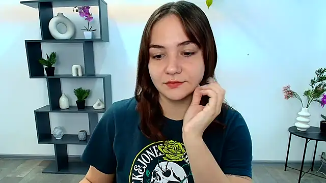 Snapshot of OliviaMontgommery chatting on October 21, 5:11 am OliviaMontgommery online show from October 21, 5:11 am