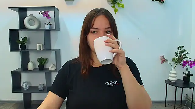 Snapshot of OliviaMontgommery chatting on October 10, 5:23 am OliviaMontgommery online show from October 10, 5:23 am