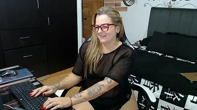 perlagoloza05 online show from April 11, 3:45 am