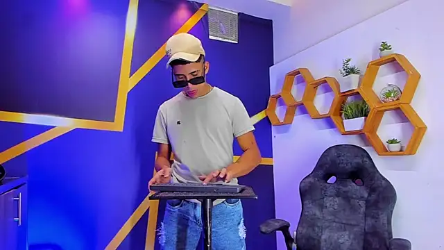 Snapshot of Play_boys_Hot2 chatting on October 5, 1:38 pm Play boys Hot2 online show from October 5, 1:38 pm