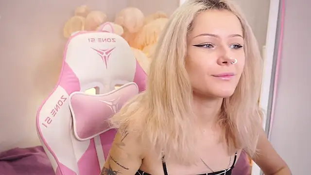 Snapshot of Celeste_eyes0n chatting on October 18, 9:05 pm Celeste eyes0n online show from October 18, 9:05 pm