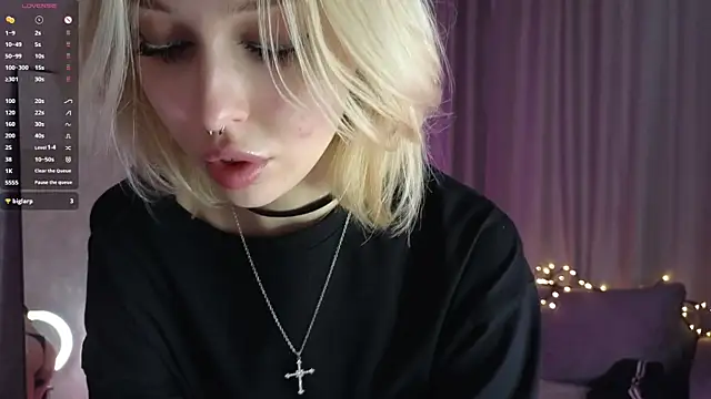 Snapshot of Alice_L0 chatting on October 13, 9:01 am Alice L0 online show from October 13, 9:01 am